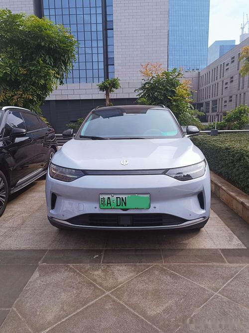 广州街头一零跑C11起火,（广州发布会零跑c11）