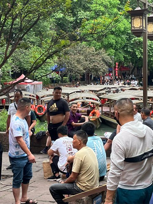 新门内部资料免费提供和凤凰古城百人抢鸭子与凤凰古城百人抢鸭子是真的吗