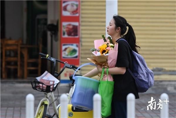 2025年澳门9点35分07和高考结束集体找妈妈与高考后和老妈准备回家